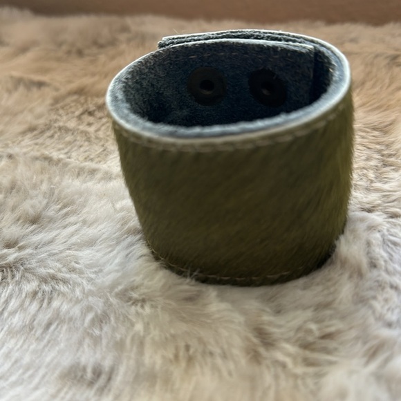 Western Boho Hide Cuff Bracelet with small money pocket - Picture 4 of 4